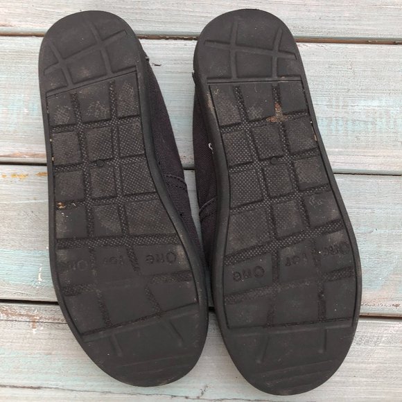 Toms Black Canvas One for One Shoes - Picture 4 of 16